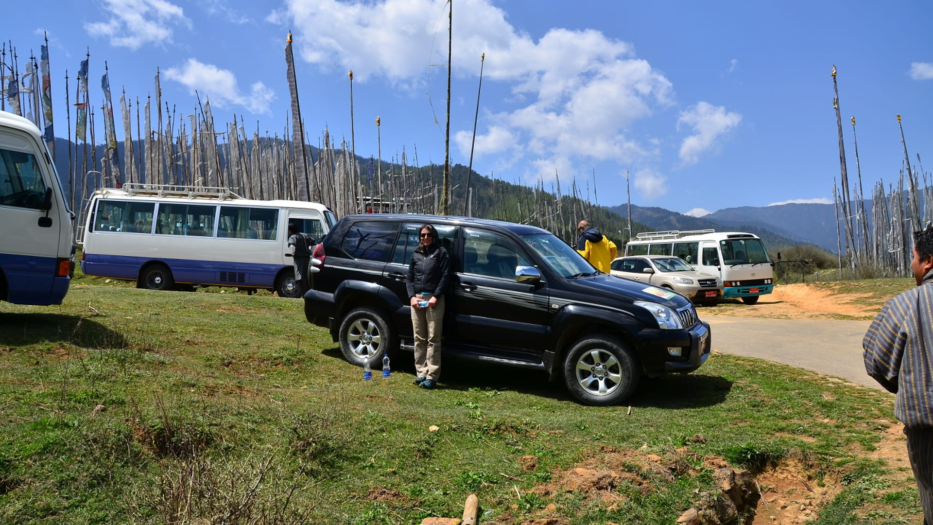 Fahrzeuge und Fahrer in Bhutan, einschließlich regelmäßiger Wartung, Versicherungsschutz und sicheres Fahrverhalten.
