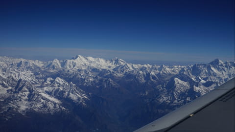 Einzigartiges Flugerlebnis: Während des Fluges auf den Paro Airport spektakuläre Ausblicke auf die Himalaya-Berge genießen.