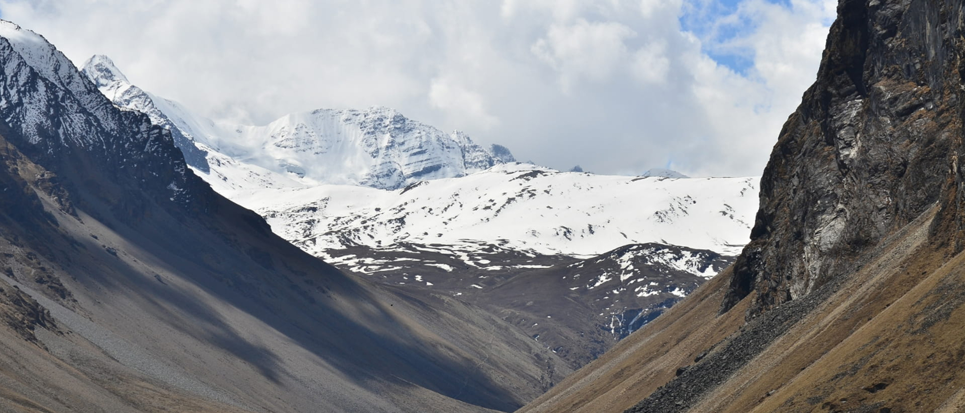 Panoramablicke: Spektakuläre Ausblicke auf die majestätischen Himalaya-Berge, die Trekker in Bhutan beeindrucken