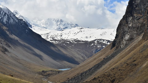 Panoramablicke: Spektakuläre Ausblicke auf die majestätischen Himalaya-Berge, die Trekker in Bhutan beeindrucken
