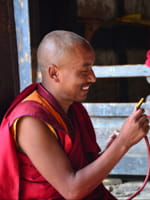 Austausch mit Mönchen in Bumthang, um ihr Wissen und ihre Lebensweise zu verstehen