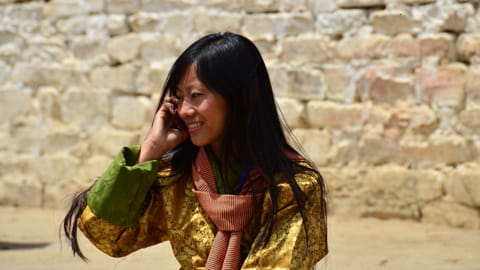 Die herzlichen Einwohner Bhutans sind für ihr strahlendes Lächeln bekannt, das ihre Lebensfreude widerspiegelt.