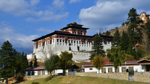 Der beeindruckenden Paro Dzong, auch bekannt als Rinpung Dzong, einer der imposantesten Klosterfestungen Bhutans