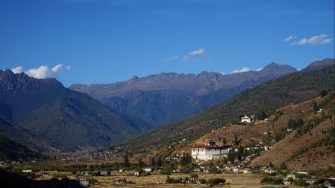 Malerischen Aussichten rund um den Paro Dzong, die von üppigen grünen Tälern und schneebedeckten Gipfeln geprägt sind