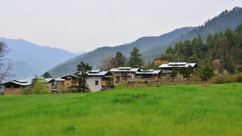 Paro, Punakha und Bumthang, die von der umliegenden Natur umgeben sind und einen Einblick in das ländliche Leben Bhutans bieten.