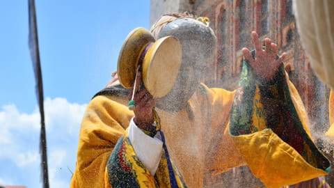 Begegnungen mit Mönchen, Nonnen und religiösen Praktizierenden, die eine bedeutende Rolle im spirituellen Leben Bhutans spielen.