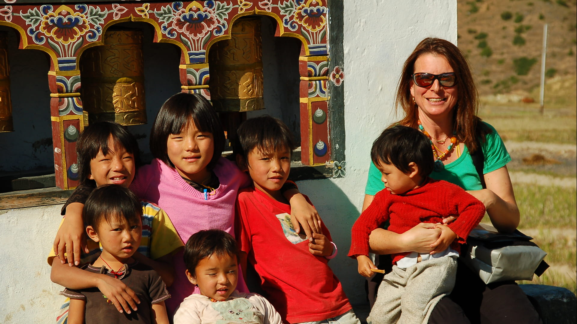 Patricia in Bhutan mit Kindern
