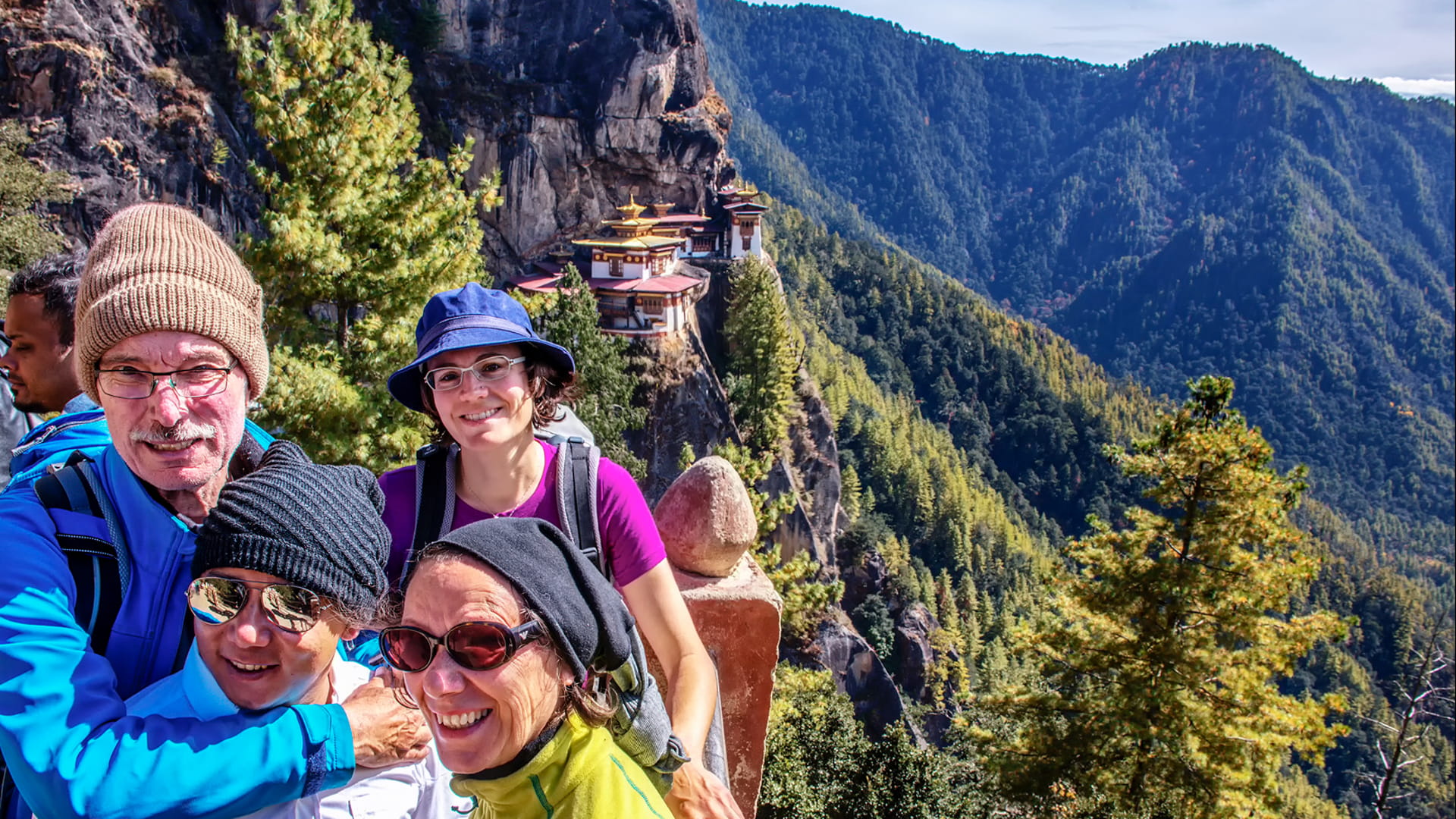 Happy mountain horizon guests in front of the tiger's nest