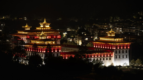 Thimphu Dzong bei Nacht – Majestätischer Anblick von Bhutans Festung