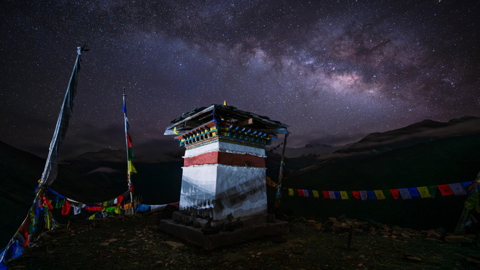 Bhutan Chorten - Trekking bei Nacht mit Sternenhimmel