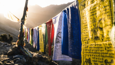 trans-bhutan-trail-trekking-reisen-prayer-flags.jpg