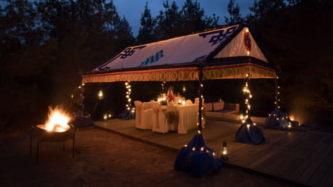 amankora-hotel-paro-dining-experience-tented-bhutanesee.jpg