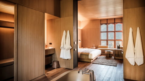 amankora-hotel-punakha-mo-chhu-suite-bedroom-bathroom.jpg