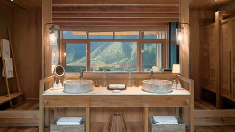 Suite Bathroom